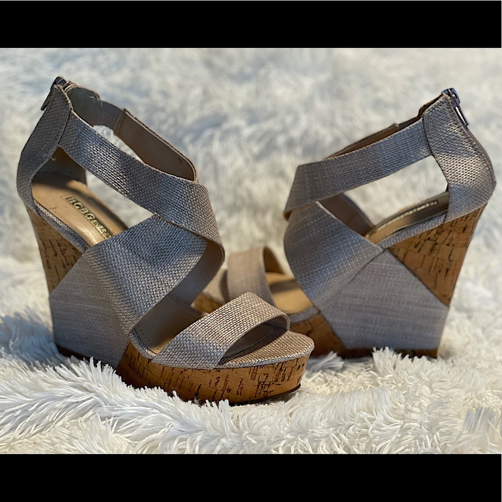 BCBG Size 7 wedge